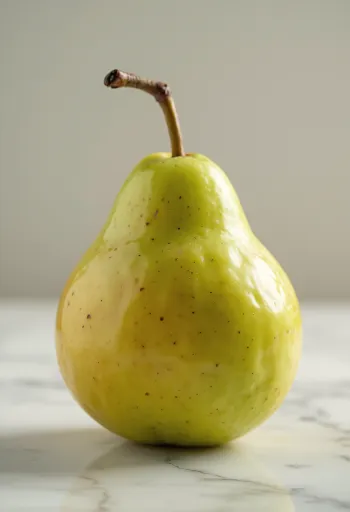 Čerstvé zelené a žlté hrušky na doske na krájanie, vcelku aj nakrájané