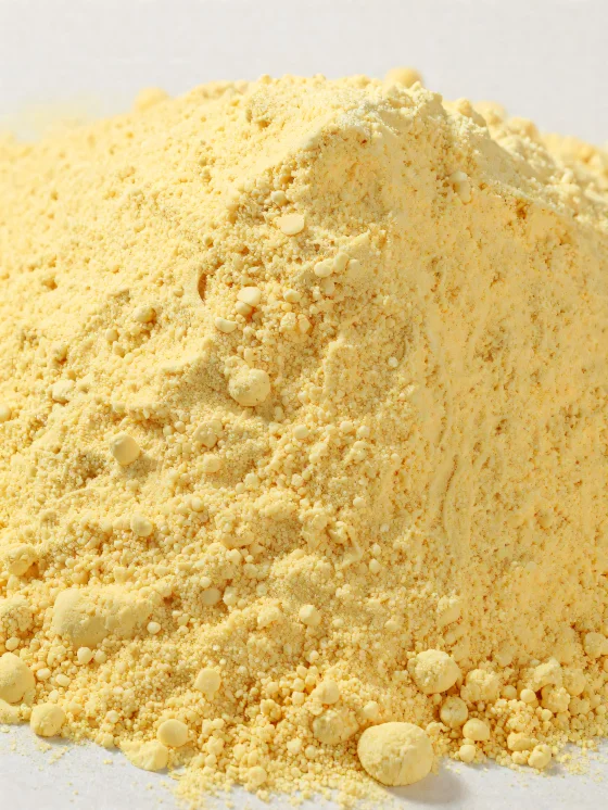 Kukuričná múka v keramickej miske, žltá prášková múka na drevenom povrchu