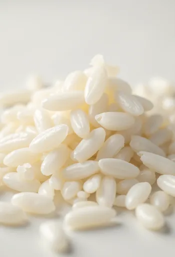 Fotorealistická surová biela ryža v rustikálnej miske na kuchynskej linke