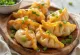 Batátové gyoza taštičky s chrumkavým cestom, servírované