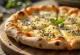 Korenistá pizza s mozzarellou a syrom pecorino