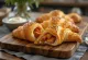 Servírovaný croissant s tandoori kuracím mäsom