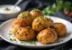 Korenená kuracia kofta, čerstvo upečená do zlatohneda