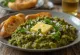 Pav Bhaji so špenátom, v miske krémová zemiaková omáčka, s chrumkavými žemľami a čerstvým špenátom