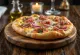Focaccia s tuniakom a červenou cibuľou servírovaná