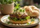 Blízkovýchodný hamburger s tahini omáčkou a jahňacou plackou