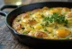 Frittata s pórom a syrom Gruyère, ozdobená čerstvou petržlenovou vňaťou