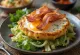 Okonomiyaki s vajíčkom, rovnomerne opečené, s čerstvou kapustou a plátkom slaniny