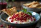 Fatteh s granátovým jablkom, kúskami opečenej pity, cícerom, tahini jogurtom, praženými píniovými orieškami a zrnkami granátového jablka