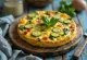 Vegánska frittata z tofu so zeleninou, podávaná s čerstvou petržlenovou vňaťou