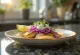 Pescado taco podávané s limetkou a koriandrom