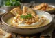 Fatteh s tahini, kúskami opečenej pity, cícerom, tahini jogurtom a praženými píniovými orieškami
