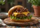 Hamburger so syrom Pepper Jack, šťavnatou mäsovou plackou a roztaveným syrom