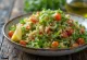 Tabbouleh šalát s cibuľou, zmesou mäty a petržlenovej vňate