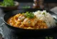 Moqueca podávaná s bielou ryžou, rybou a kokosovým mliekom
