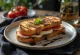 Panini s paradajkami a mozzarellou, grilované, zlatohnedý chlieb