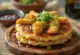 Katsu palacinka s chrumkavým vyprážaným mäsom a katsu omáčkou