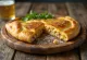 Dozlatista upečené calzone s kuracím mäsom a horčicou