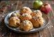 Oliebollen servírované na tanieri