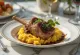 Osso buco podávané s rizotom, posypané gremolatou, šťavnaté teľacie lýtko na lôžku z rizota