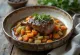 Osso buco s mrkvou a zelerom podávané v bohatej zeleninovej omáčke