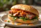 Bánh Mì Xá Xíu s čínskym BBQ bravčovým mäsom, podávané s čerstvou zeleninou a koriandrom.