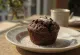 Čokoládové muffiny s kúskami čokolády na tanieri