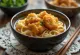 Karaage udon v miske, udon rezance s vyprážaným kuraťom, sójovou omáčkou a jarnou cibuľkou