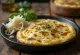 Salvádorská pupusa podávaná s curtidom a salsou
