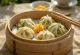 Zeleninové gyoza taštičky opekané na panvici, servírovanie so sójovou omáčkou