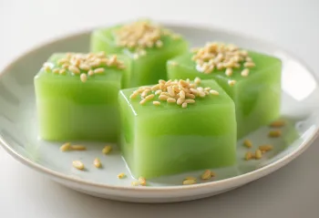 Kuzumochi s matchou, zelený a hodvábny japonský dezert so sezamom