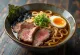 Ramen s restovaným hovädzím mäsom, podávaný s vajíčkom a čerstvou zeleninou