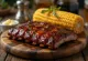 BBQ rebrá podávané s maslom potretou pečenou kukuricou