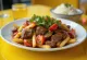 Panvica s hovädzím mäsom lomo saltado, hranolkami a zeleninou