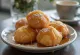 Zeppole s karamelovým krémom, zdobené čerstvou a sladkou šiškou