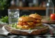 Pikantný piri-piri burger servírovaný na tanieri