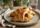 Servírované croissanty s lesným ovocím