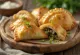 Jarné empanadas s jarnou cibuľkou a hubami, zlatohnedé, chrumkavé cesto s hubovou plnkou