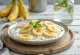 Banánová raita podávaná ako jogurtová a osviežujúca omáčka s banánmi a korením