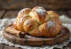 Kanelstang s práškovým cukrom, čerstvo upečený škoricový koláč