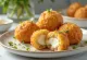 Ryžové guľky Arancini podávané s paradajkovou omáčkou