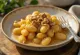 Servírované medovníkové gnocchi so smotanou