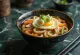 Gomoku udon so zeleninou a mäsom, podávané s vajíčkom