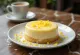 Citrónová tvarohová torta servírovaná na tanieri