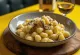 Servírované gnocchi s bielym vínom a hľuzovkou