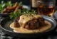 Hovädzí steak na korení podávaný so smotanovou omáčkou