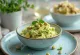 Pesto s pistáciami a ricottou podávané s cestovinami a čerstvou bazalkou