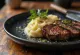 Grilovaný hovädzí steak so zemiakovou kašou