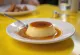 Škoricový flan naservírovaný na peknom tanieri