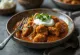 Rogan Josh s jogurtom, podávaný v korenistej omáčke